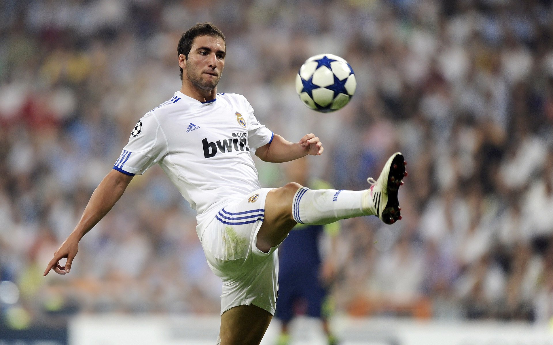 绿茵棋局，当姆巴佩的闪电撕裂安哥拉的铁幕，乌拉圭如何下赢这盘攻防棋？